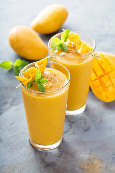 Batido de mango en vasos altos — Foto de Stock