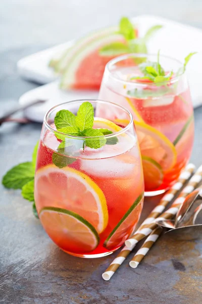 Cocktail rinfrescanti estivi con anguria — Foto Stock