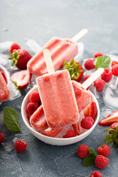 Paletas de fresa y frambuesa — Foto de Stock