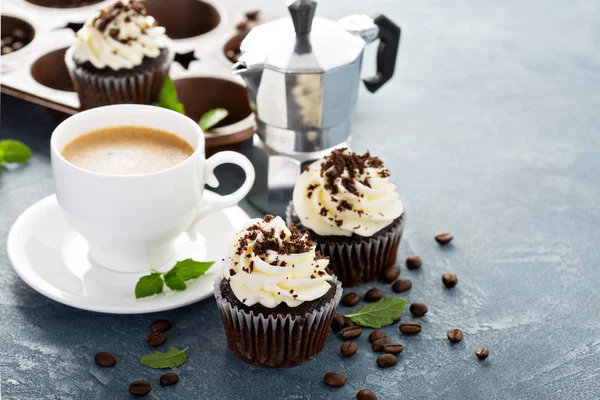 Schokoladen-Cupcakes mit Vanille-Zuckerguss — Stockfoto
