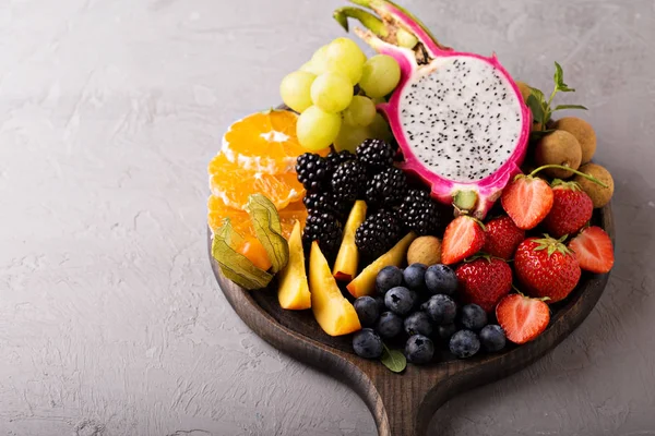 Frutas exóticas en una bandeja —  Fotos de Stock