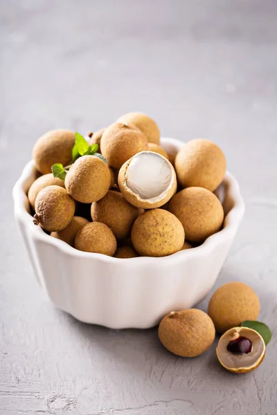 Longan frukt i vit skål — Stockfoto