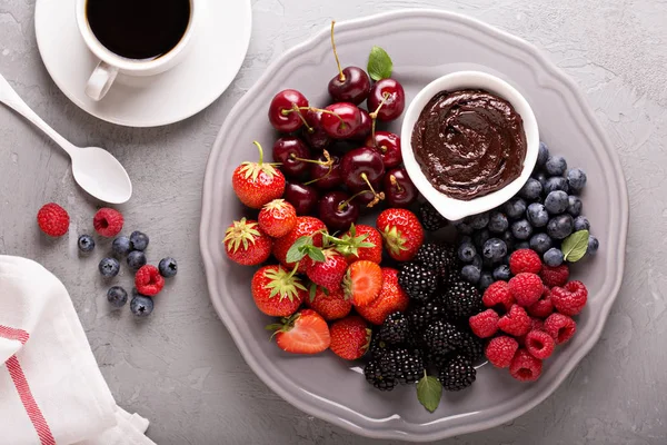 Bayas frescas con salsa de chocolate para el desayuno — Foto de Stock