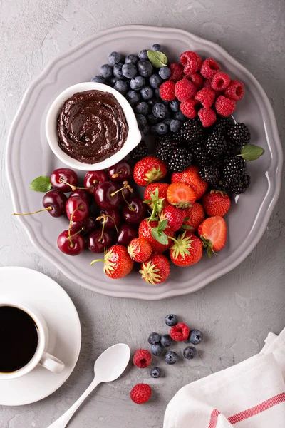 Świeże jagody z sosem czekoladowym na śniadanie — Zdjęcie stockowe
