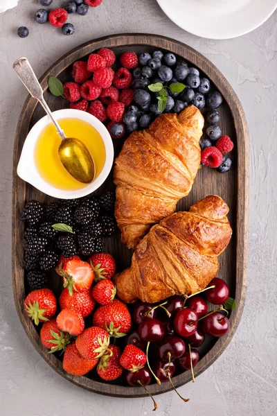 Gesundes Frühstück mit frisch gebackenen Croissants und Beeren — Stockfoto