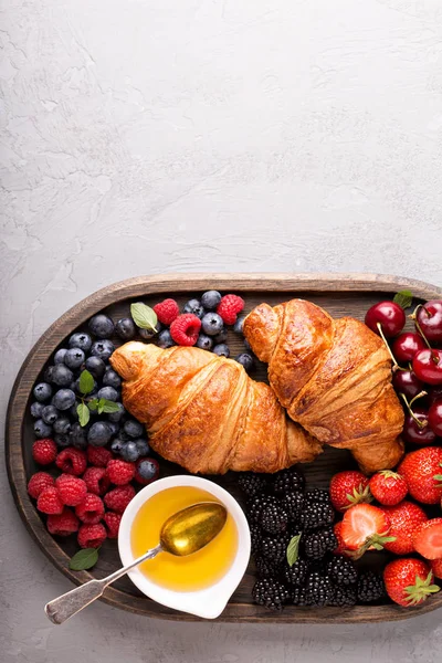 Gesundes Frühstück mit frisch gebackenen Croissants und Beeren — Stockfoto