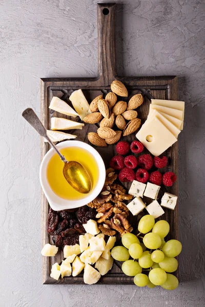 Fındıklı peynir tabağı, bal ve üzüm. — Stok fotoğraf