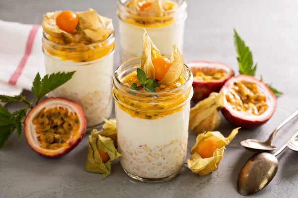 Overnight oats med maracuya och physalis — Stockfoto