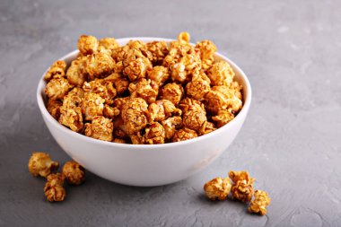 Bir kasede karamelli patlamış mısır