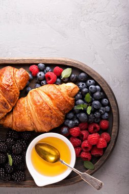 Sağlıklı kahvaltı taze pişmiş kruvasanlar ve çilek ile