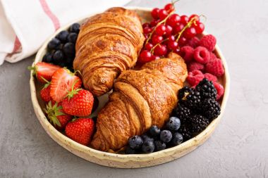 Sağlıklı kahvaltı taze pişmiş kruvasanlar ve çilek ile