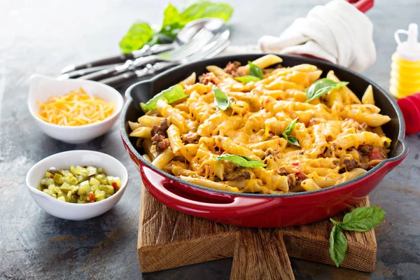 Cuocere la pasta al formaggio con carne macinata ed erbe aromatiche — Foto Stock