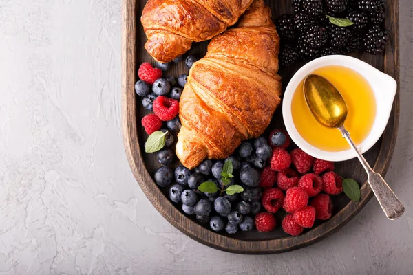 Gesundes Frühstück mit frisch gebackenen Croissants und Beeren — Stockfoto