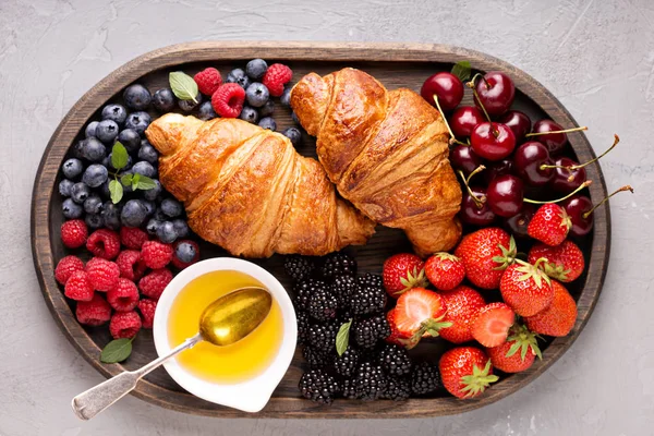 Gesundes Frühstück mit frisch gebackenen Croissants und Beeren — Stockfoto