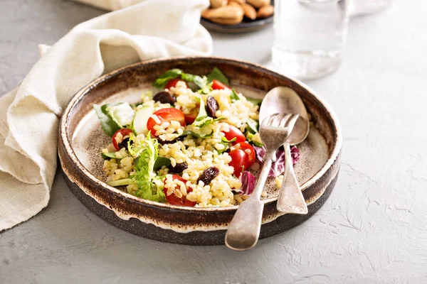 Bulgur, sebze ve yaprakları ile sıcak salata — Stok fotoğraf