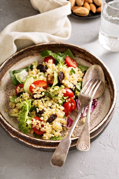 Salada quente com bulgur, legumes e folhas — Fotografia de Stock