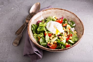 Taze sebze ve nohut salatası