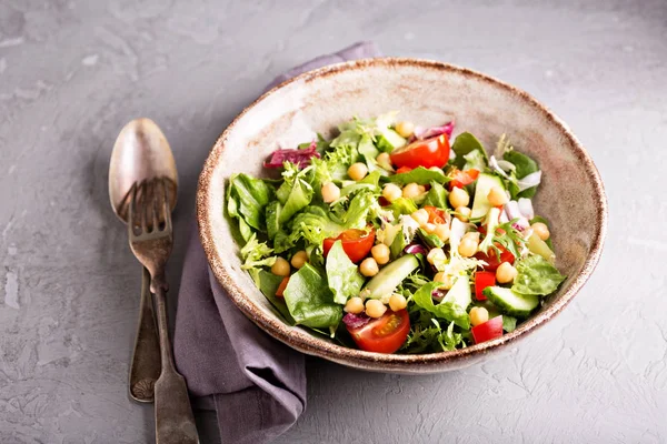 Salad with fresh vegetables and chickpeas — Stock Photo, Image