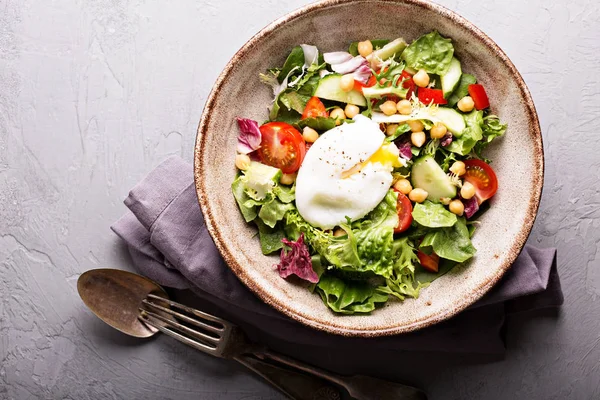 Ensalada con verduras frescas y garbanzos —  Fotos de Stock