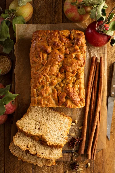 Pan de manzana estilo rústico —  Fotos de Stock