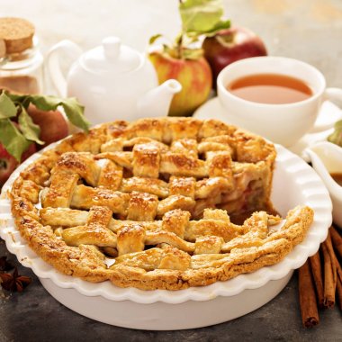 Elmalı turta kafes ile dekore edilmiş