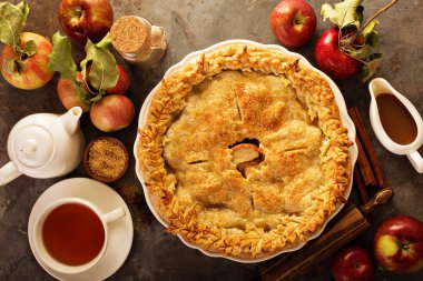 Elmalı turta sonbahar yaprakları ile dekore edilmiştir.