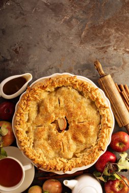 Elmalı turta sonbahar yaprakları ile dekore edilmiştir.