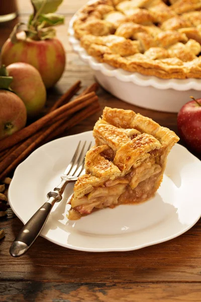 Pedazo de tarta de manzana en un plato —  Fotos de Stock