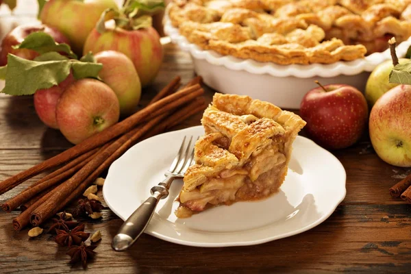 Pedazo de tarta de manzana en un plato —  Fotos de Stock