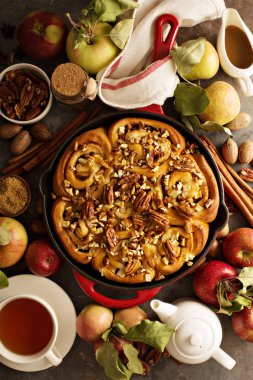 Elma, karamel ve cevizli tarçınlı rulolar