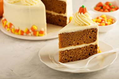 Kabak spice kek krem peynir frosting ile katmanlı