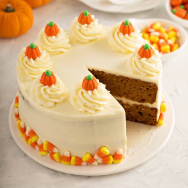 Kabak spice kek krem peynir frosting ile katmanlı