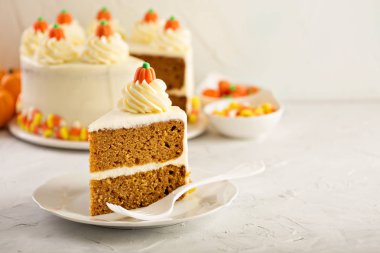 Kabak spice kek krem peynir frosting ile katmanlı