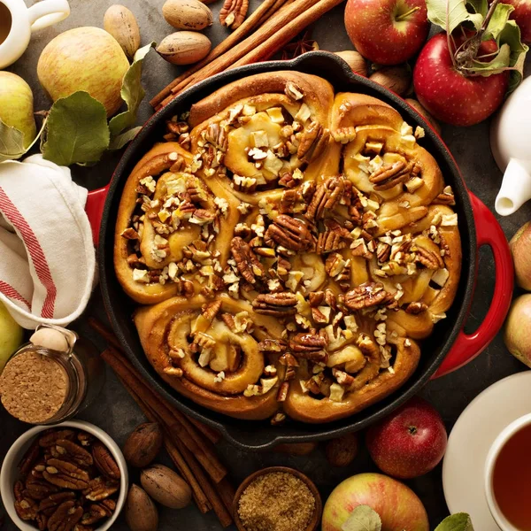 Rollos de canela con manzanas, caramelo y nuez —  Fotos de Stock