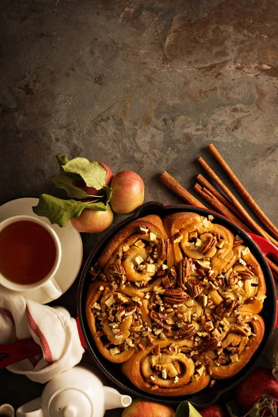 Rollos de canela con manzanas, caramelo y nuez — Foto de Stock