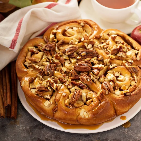 Cinnamon rolls with apples, caramel and pecan — Stock Photo, Image