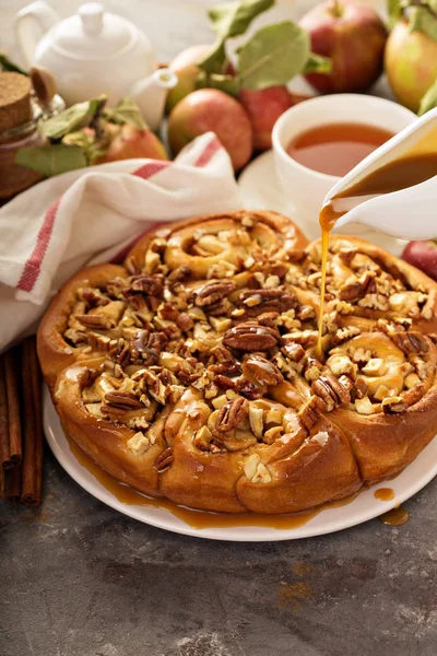 Cinnamon rolls with apples, caramel and pecan — Stock Photo, Image