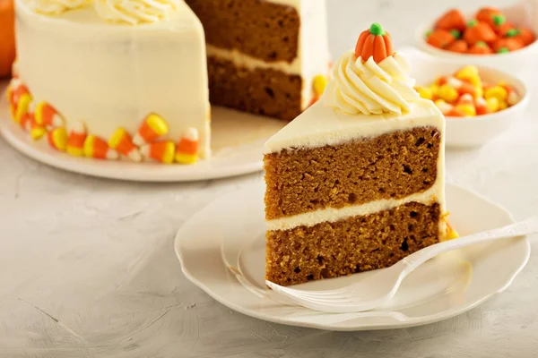 Pastel en capas de especias de calabaza con glaseado de queso crema — Foto de Stock