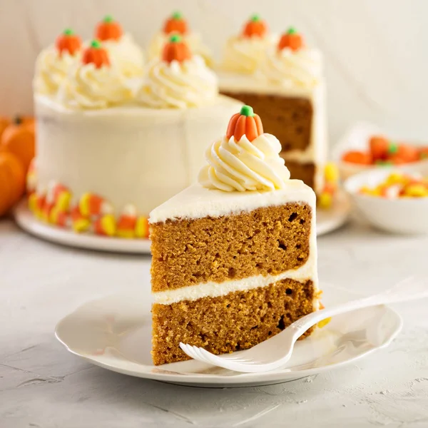 Kabak spice kek krem peynir frosting ile katmanlı