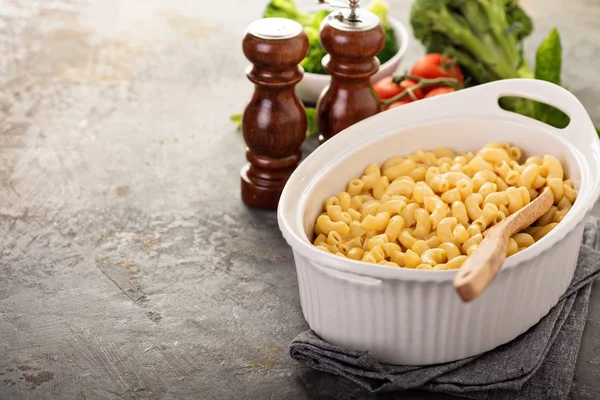 Mac och ost i en ugnsform — Stockfoto