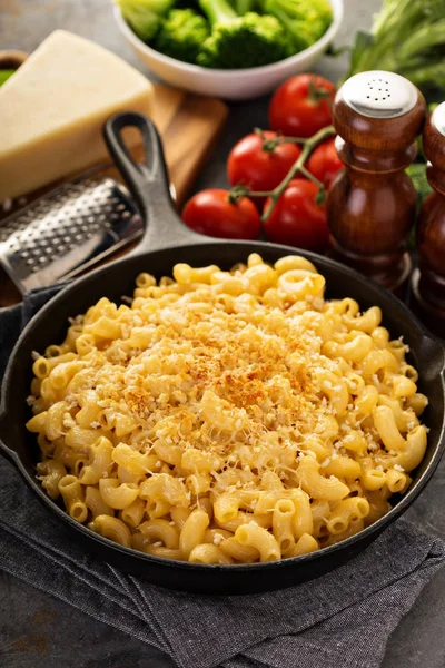 Mac and cheese in a cast iron pan — Stock Photo, Image
