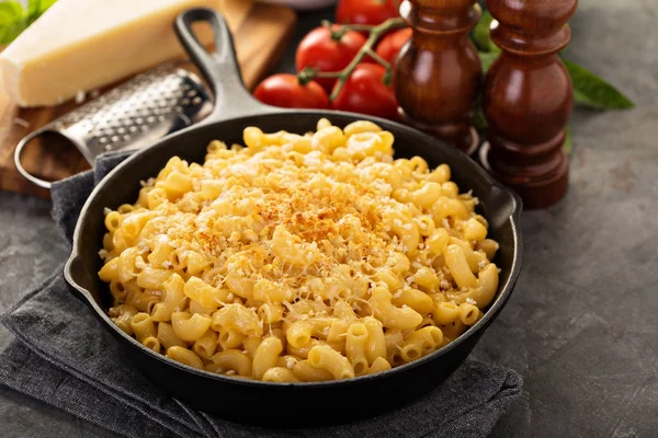 Mac and cheese in a cast iron pan — Stock Photo, Image