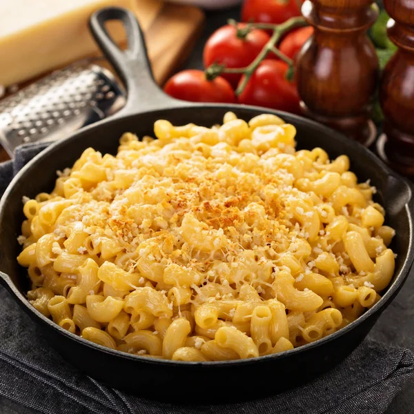 Macarrones y queso en una sartén de hierro fundido —  Fotos de Stock