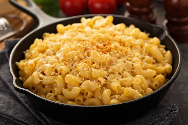 Macarrones y queso en una sartén de hierro fundido —  Fotos de Stock