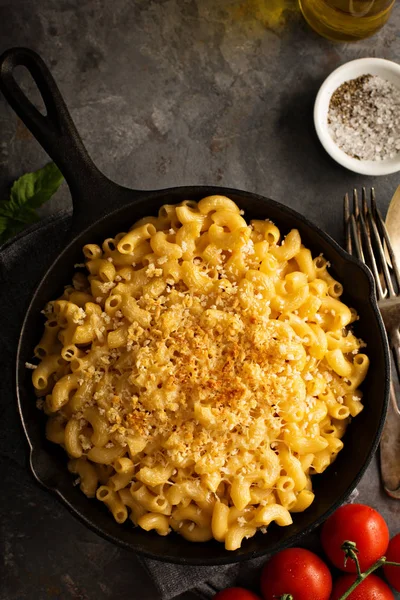 Mac and cheese in a cast iron pan — Stock Photo, Image