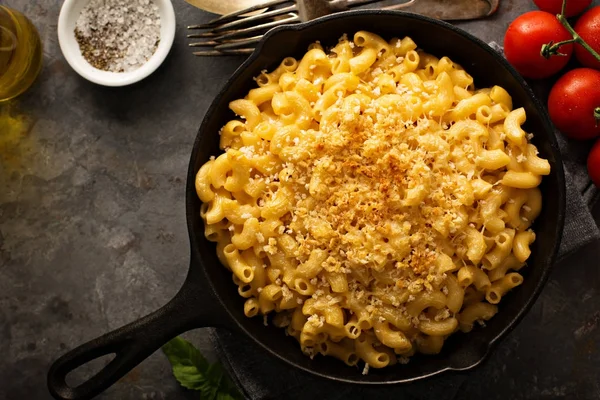 Mac and cheese in a cast iron pan — Stock Photo, Image