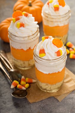 Cadılar Bayramı tatlı bir kavanoza şeker Mısır parfait katmanlı