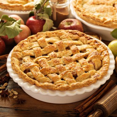 Elmalı turta kafes ile dekore edilmiş