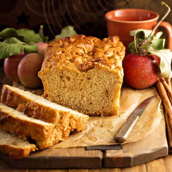 Яблучний хліб сільський стиль — стокове фото