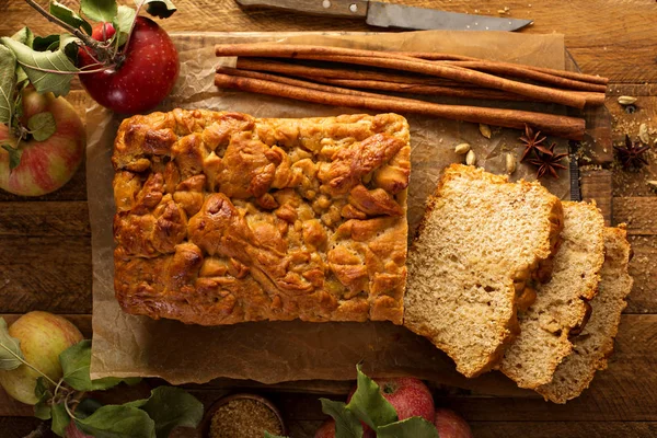 Apple chléb Rustikální styl — Stock fotografie